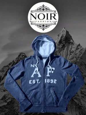 Blå hoodie från Abercrombie & Fitch - Säljer denna sällsynta och mycket eftertraktade Abercrombie hoodien | Passar 160-170 | Mycket bra skick | Vid eventuella frågor hör gärna av dig och erbjuder bra pris vid köp av bundle😁✅