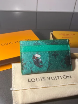 Korthållare  - Grön korthållare, helt ny och oanvänd, allt som viasas i bilden medföljer, passar perfekt för dig som vill sticka ut med något unikt, skickas inom 24 timmar