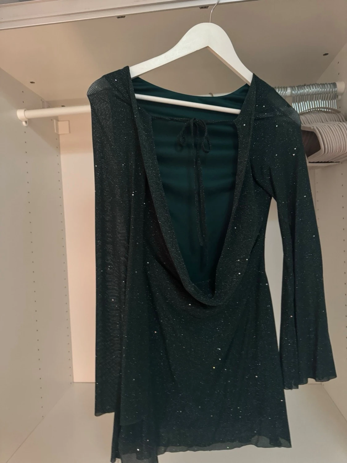 Glittrig mörkgrön klänning med öppen rygg