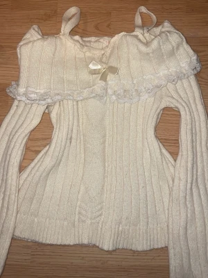 Jätte gullig coquette sweather - Tröjan är ifrån shein! Men det är bra skick bara andvänt ett par gånger. Ett band har åkt av men lätt att sy eller ha den pinnad Storlek S men passar även M skulle jag nog säga! Köpt för 229kr. Skriv för fler bilder och frågor! Säljer för den är lite för stor och kommer ej till användning. Är öppen för pris förslag