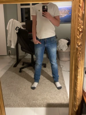 Ljusblå slim fit jeans Replay  - Snygga ljusblå slim fit jeans i modellen ambass från Replay med klassisk femficksdesign. Jeansen har raka ben och kontrastsömmar som ger en fräsch look. Perfekta för dig som gillar en stilren och avslappnad stil.