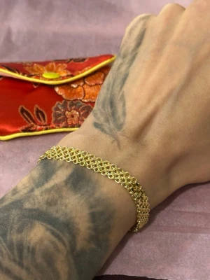 Xlänk armband med guldplätering  - Super fint xlänk armband i 18k guldplätering.19cm kommer med smyckes väska. Stämplar på armbandet från Italien 