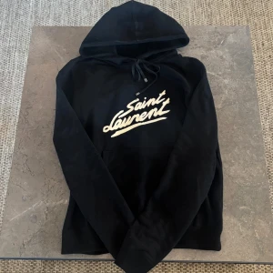 Saint Laurent Hoodie - Skön Ysl hoodie som är i strålande skick, den har ingen stor tecken på användning. Hör av er för fler frågor 