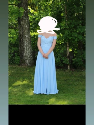 Ljusblå balklänning - Balklänning från dressroom studio🩵  Använd en gång och i fint skick  Den är uppsydd efter min längd 166/167 cm🩵