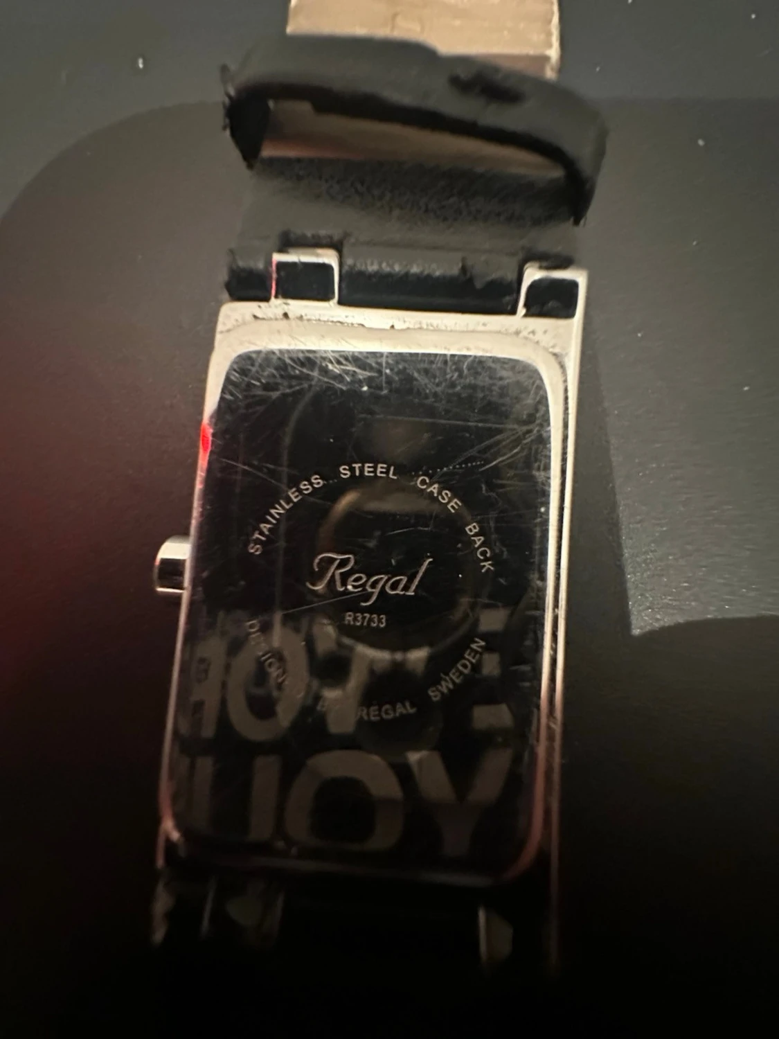 Svart klocka med stenar från Regal - 1