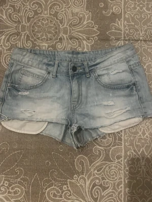 Ljusblå jeansshorts med slitningar - Low waist jeans shorts! Stl 34🩵 säljer då dom är förstora för mig 