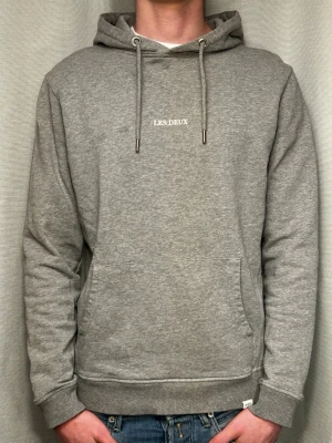 Grå hoodie från Les Deux - Säljer en grå Les deux hoodie. Storleken M. Modellen på bilden är 183 o väger ca 70 kg. Skriv vid minsta fundering.
