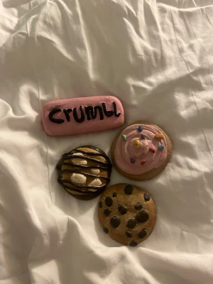 Crumble cookies  - Fyra handgjorda dekorativa kakor i lera, inspirerade av Crumbl Cookies.  60kr styck