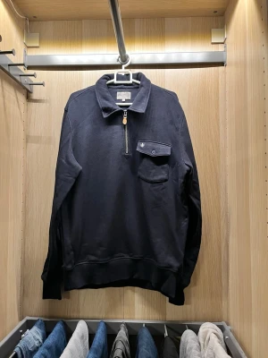 Mörkblå Morris tröja - Mörkblå Morris tröja i väldigt bra skick. Använd ett fåtal gånger. Priset går absolut att diskuteras vid snabb och smidig affär😊