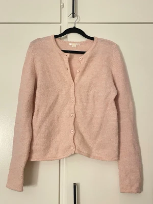 Ljusrosa kofta med knappar gina - Lite nopprig 