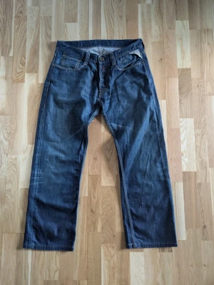 Replay jeans  - Säljer ett par svinfeta vintage replay jeans i toppskick🔥🔥  Mått: Benlängd 101 cm Benöppning 23 cm Midja 44 cm  Skriv om du har några frågor✍️✍️✍️