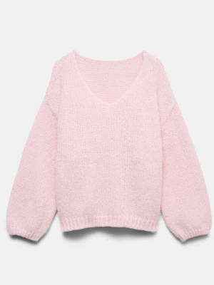 Ljusrosa stickad tröja med v-ringning - Supermjuk och fluffig ljusrosa stickad tröja med v-ringad hals och ballongärmar. Tröjan har en avslappnad passform och ribbstickade muddar vid ärmslut och nederkant. Perfekt för lager-på-lager och en söt look.