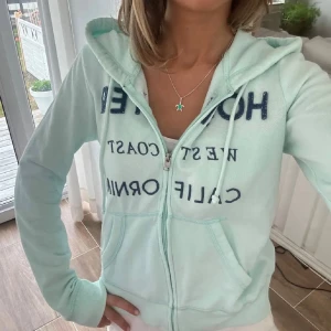Hollister zip - En zip från Hollister i storlek XS. Obs, modellen bär en storlek S. Jag fraktar inom 24h, frakt med PostNord prioriteras. Se liknande plagg i min profil!