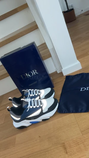 B22 skor - Svart/Blå/Vit med Reflexer - Snygga D1or b22 skor. Helt oanvända i storlek 42. Dustbag och box medföljer. Väldigt fet colorway