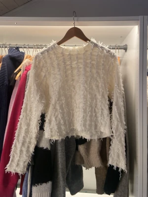 Vit tröja - En vit tröja med fransar ifrån co’couture. Står ingen storlek men sitter som en S. Funkar både som fest topp men även till vardags. Hör av er om ni har frågor!🥰