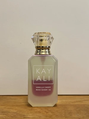 Kayali Vanilla Candy Rock Sugar 42 - Kayali Vanilla Candy Rock Sugar. Doften är söt och vaniljig, perfekt för dig som gillar gourmand-parfymer. Ca 5 ml kvar. 