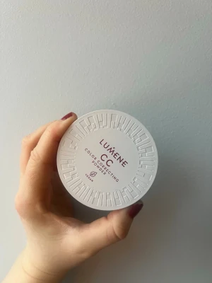 Lumene CC Color Correcting Powder - Lumene CC Color Correcting Powder i nyansen 3. Kompakt puder i rund, vit dosa med stilren design. Vegansk formula som jämnar ut hudtonen och ger en naturlig finish. Perfekt för att matta ner och korrigera färg i ansiktet. Fel färg för mig.