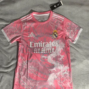 Rosa Real Madrid fotbollströja  - Helt ny Rosa Real Madrid fotbollströja i storlek S
