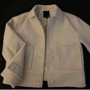 Beige kappa från lager 157 - Beige kappa från lager 157 som ej säljs på deras hemsida längre! Inga defekter whatsoever, hör av er vid frågor eller vid fler bilder❤️ pris går att diskutera