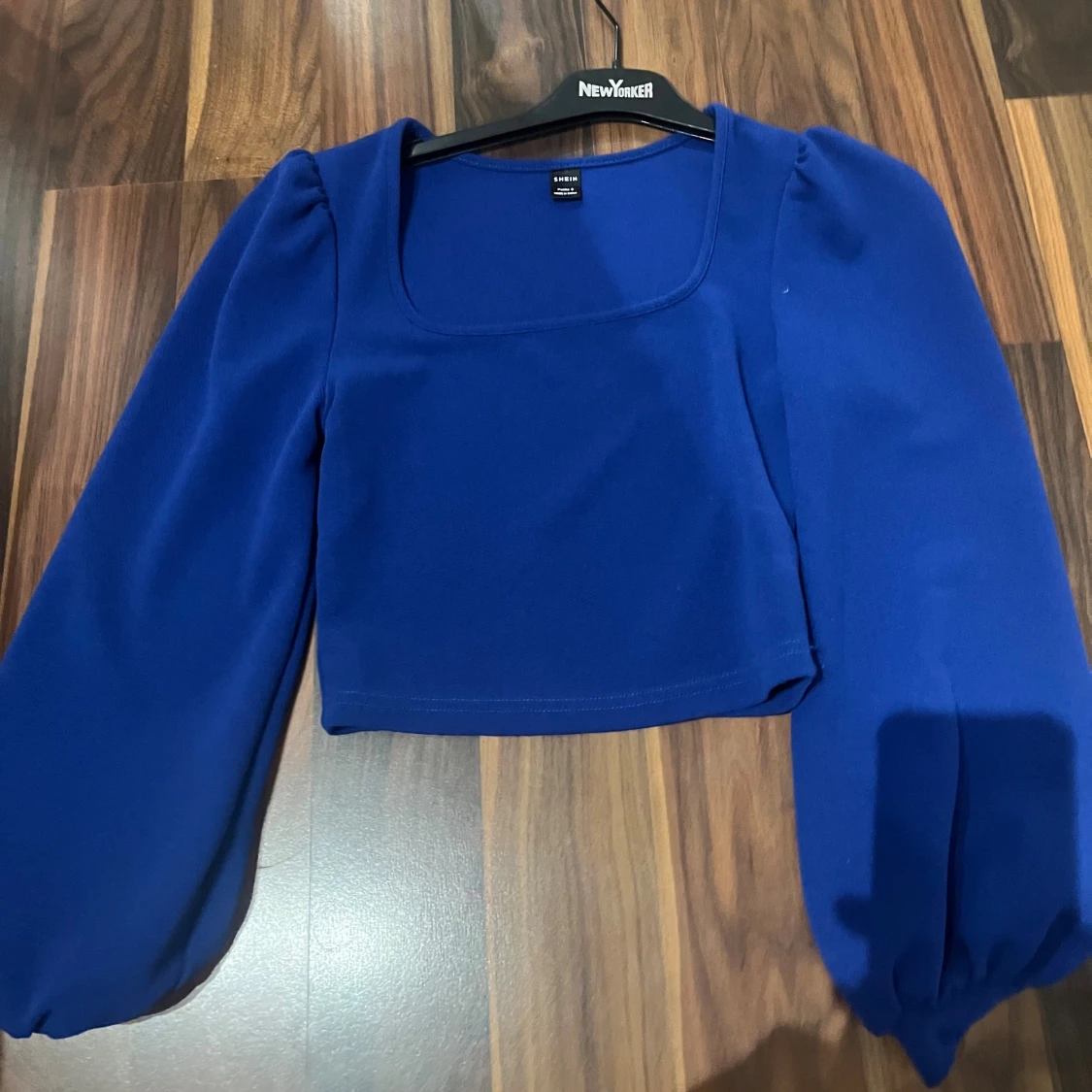 Blå croppad topp med puffärmar