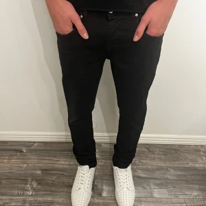 Svarta slim jeans från Tiger of sweden Jeans - Modell: 178 cm och väger 67 kg😂Skick:9,5/10