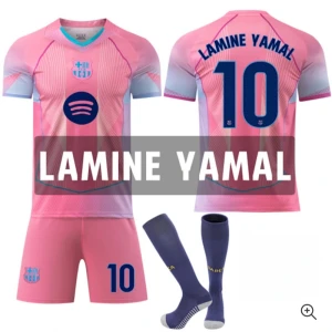Barça Lamine Yamal rosa fotbollströja - Snygg rosa fotbollströja med Lamine Yamal och nummer 10 på ryggen. Tröjan har korta ärmar, blå detaljer och klubbmärke framtill. Ingår matchande shorts och blå strumpor. Perfekt för dig som vill sticka ut på planen med stilren design och coola färger.