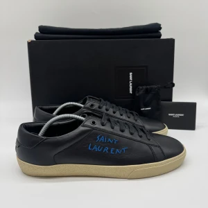 SAINT LAURENT SL/06 (HELT NYA) - Saint Laurent SL/06 - Skick: 10/10 (HELT NYA) - Tillbehör: Box & Dustbag & Kort - Storlek 42 sitter som 43 - Nypris ca 8000kr - Deluxecloset