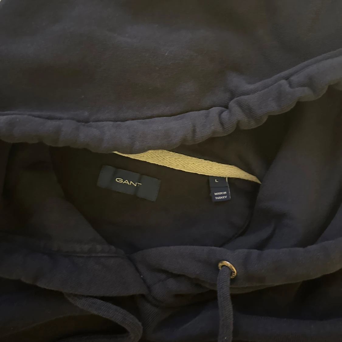 Mörkblå hoodie från GANT - 1