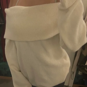 Offshoulder vit stickad tröja - Superfin vit stickad tröja med bred offshoulder-krage och långa ärmar. Tröjan har en oversized och loose passform. Använd endast en gång. 