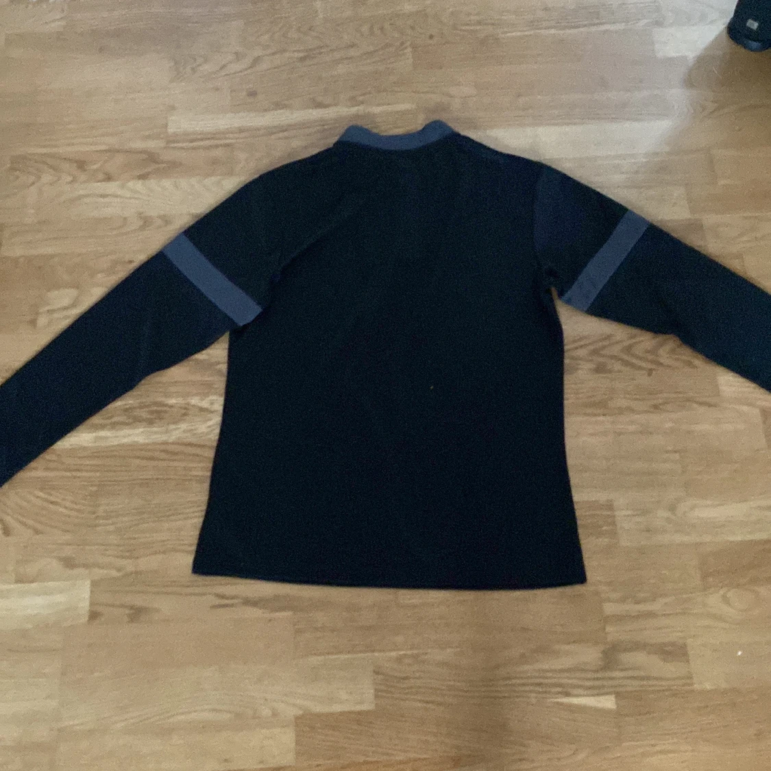 Svart långärmad träningströja  - 1