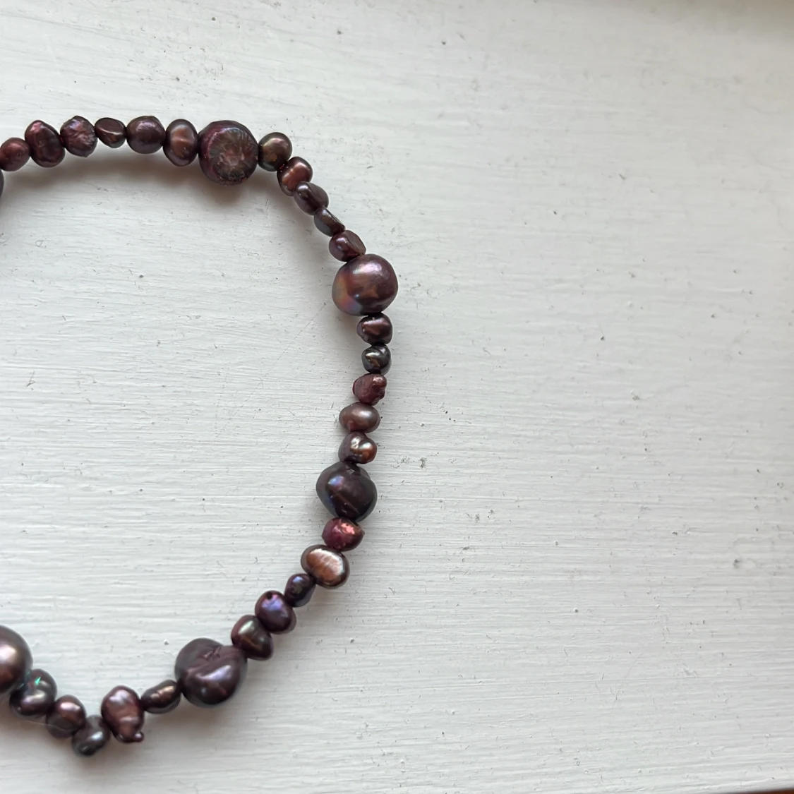Brunt/lila  pärlarmband med oregelbundna pärlor - 1