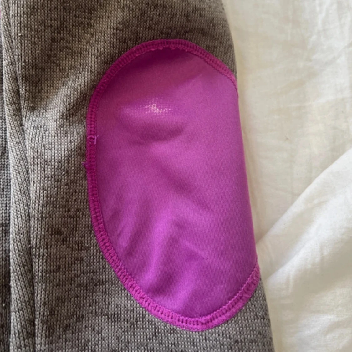 Grå tunn fleecejacka med lila detaljer från Craft - 3