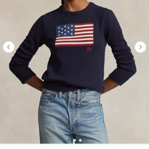 Mörkblå stickad tröja från Polo Ralph Lauren💞 pris kan diskuteras! - Mörkblå stickad tröja från Polo Ralph Lauren med amerikansk flagga framtill och RL-broderi. Jag har egentligen strorlek XS men i denna tröja är det storlek L, så den passar nog någon i storlek XS-S. Jättefin tröja säljer då den inte används så mycket. Original pris runt 3000🤗 