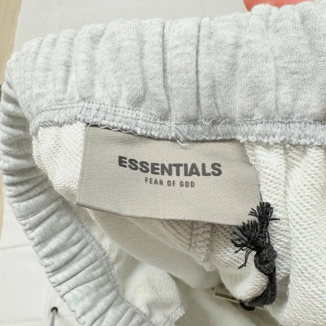 Grå shorts från Essentials Fear of God - 3