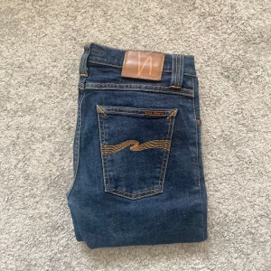 Mörkblå jeans från Nudie Jeans Co - Sjukt snygga jeans från märket Nudie | Sjukt snygg färg, väldigt eftertraktade | Skick 9/10 - BRA SKICK | Storlek W29 L32| Jag kan gå ner i pris ‼️Kom gärna med bud och hör av dig vid minsta lilla fråga.
