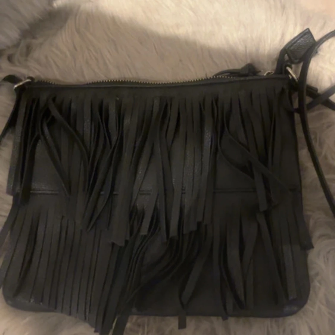 Svart axelväska med fransar i skinn - 1