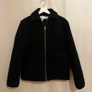 Svart jacka These Glory Days  - Säljer denna sjukt snygga jackan från These Glory Days⭐️ Färgen är svart och storleken är S✅ Den har inga defekter och skicket är utomordentligt🙌🤝 Sjukt najs passform och passar perfekt till hösten🍁🙌 Tveka inte på att höra av er dig vid minsta fråga eller fundering😊