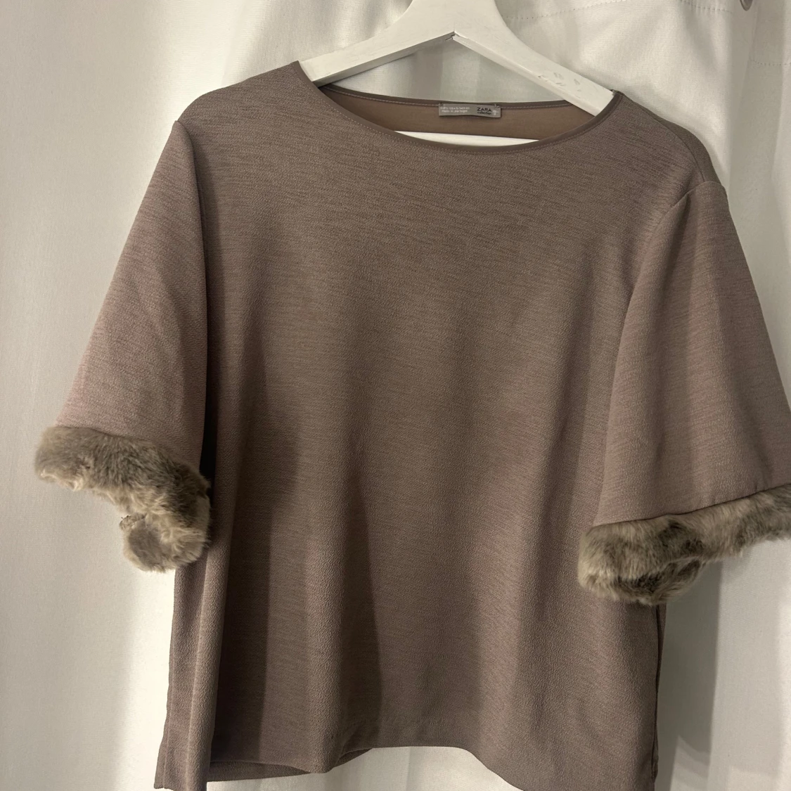 Beige topp med fuskpäls från Zara