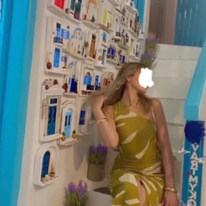 Grönmönstrad långklänning med slits - Snygg långklänning i olivgrönt med vita abstrakta mönster. 