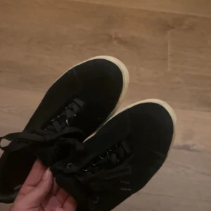 Eytys skor  - Säljer ett par svarta sneakers från Eytys i mocka då dom inte kommer till användning längre. Skorna är i bra skick och har inga skador💞ny pris 2000. Pris kan diskuteras.💞