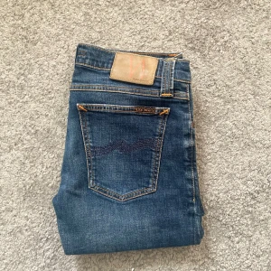 Nudie Jeans - Sjukt snygga jeans från märket Nudie Jeans | Sjukt snygg färg, väldigt eftertraktade | Skick 9/10 - BRA SKICK | Storlek W28L32| Jag kan gå ner i pris ‼️Kom gärna med bud och hör av dig vid minsta lilla fråga.