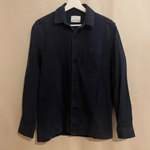 Mörkblå Overshirt Samsøe Samsøe  - Säljer denna sjukt snygga Overshirten från Samsøe Samsøe⭐️ Färgen är mörkblå och storleken är S✅ Den har inga defekter och skicket är utomordentligt🙌🤝 Sjukt najs passform och passar perfekt till hösten🍁🙌 Tveka inte på att höra av er dig vid minsta fråga eller fundering😊