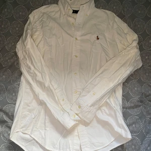 Vit skjorta från Ralph Lauren - Vit skjorta från Ralph Lauren i storlek S. Fint skick till ett bra pris. Nypris: 1995kr. Mitt pris: 299kr                  Vid frågor eller funderingar, tveka inte att höra av dig.