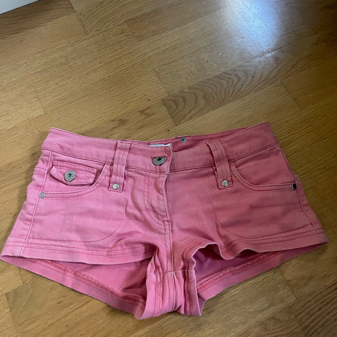 Rosa jeansshorts med fickor - 1
