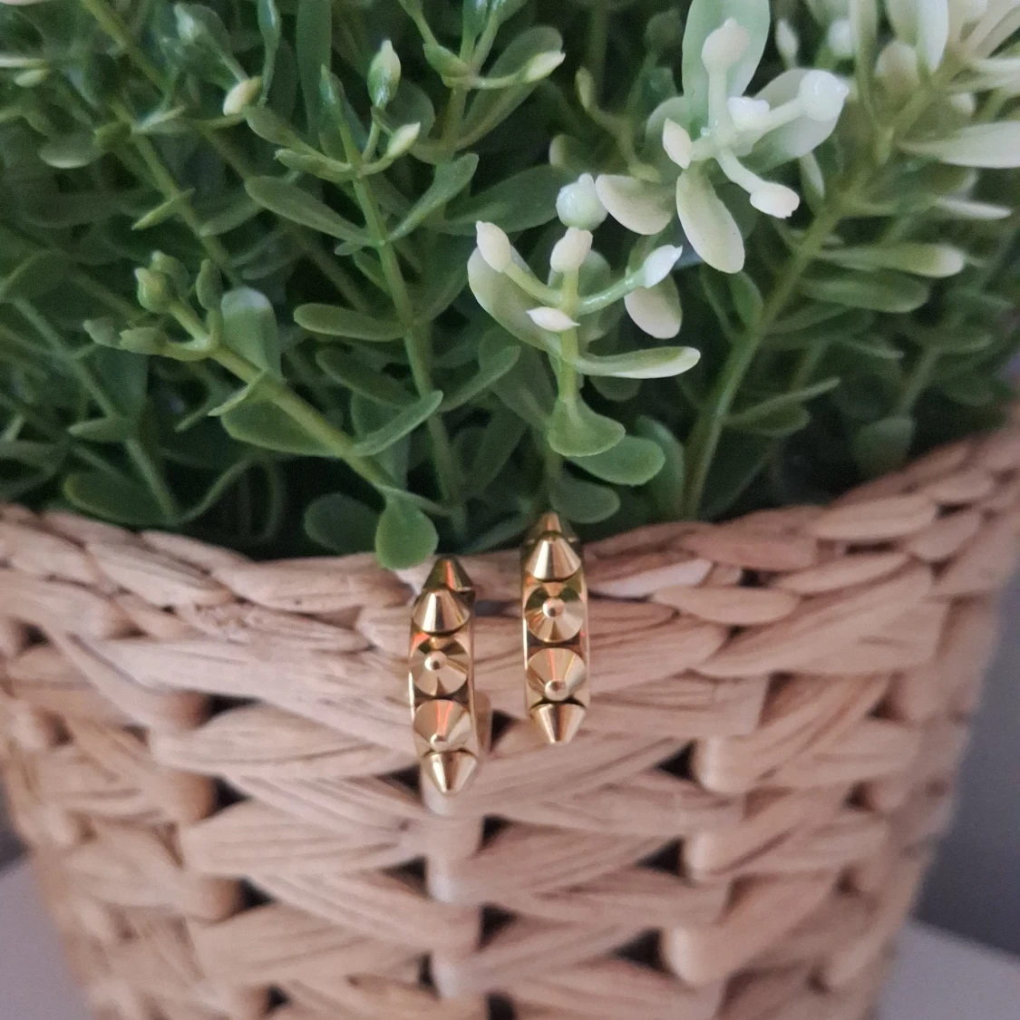 Guldiga örhängen med nitar från Edblad  - 1