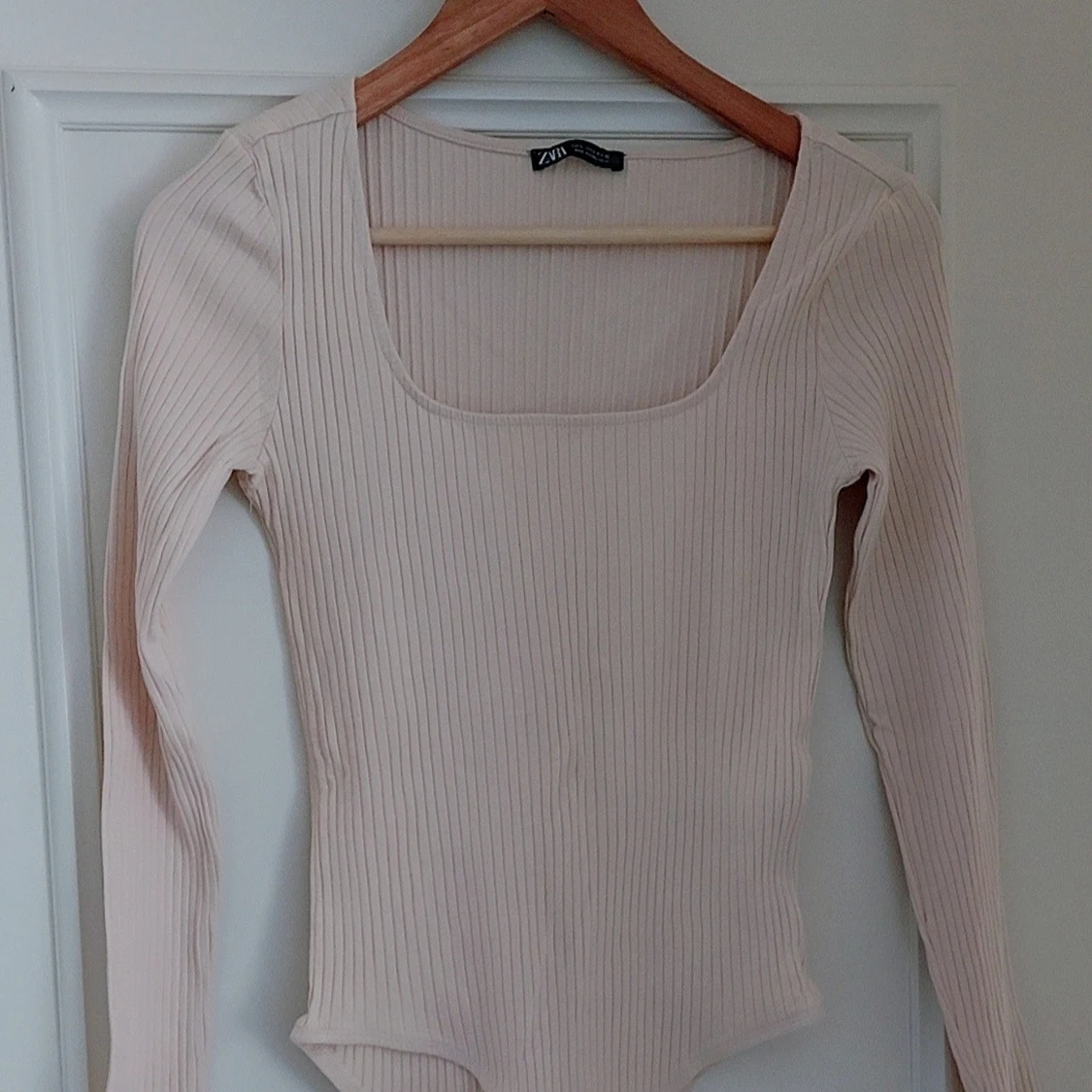 Beige ribbad långärmad topp från Zara