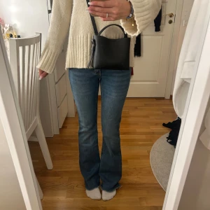 Mörkblåa jeans  - Kommer inte till användning längre, är nedklippta längst ner men inga andra defekter! Midjemått: 31+ stretch, innerbenslängd: 75cm💕går inte ner i pris!