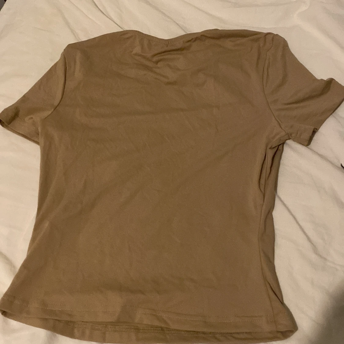 Beige basic t-shirt i bomull - 1