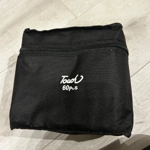 Touch 60pcs Marker Set - Touch 60pcs marker set in praktiskt fodral. Markers i många färger, perfekt för teckning och design. Pennorna ser knappt använda ut och fodralet är i gott skick med endast mindre tecken på slitage. Perfekt för kreativa projekt.