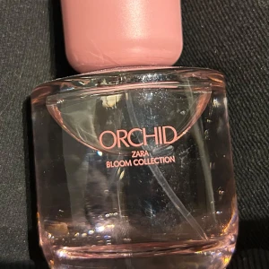 Zara Orchid Bloom Collection Parfym - Fräsch och trendig parfym från Zaras Bloom Collection. Perfekt för dig som vill ha en modern och stilren doft i vardagen. Snygg design som passar i väskan eller på hyllan. Använt 4 sprut. 90 ml